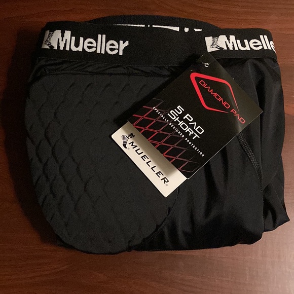 Mueller 5 Pad Compression Short Youth 18"-22" - Picture 2 of 3